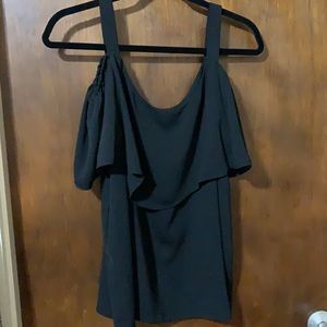 🦋Cold shoulder top. $5 if bundled.